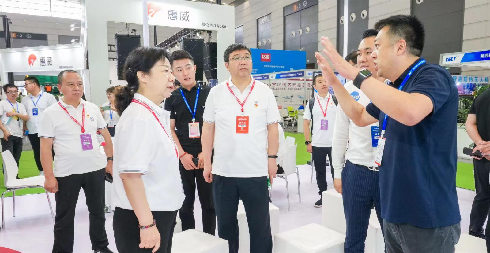 多位領(lǐng)導親臨清聽聲學展位了解多種教育體系產(chǎn)品 多位領(lǐng)導親臨清聽聲學展位,全面了解安靜操場、教學音響等教育體系產(chǎn)品。