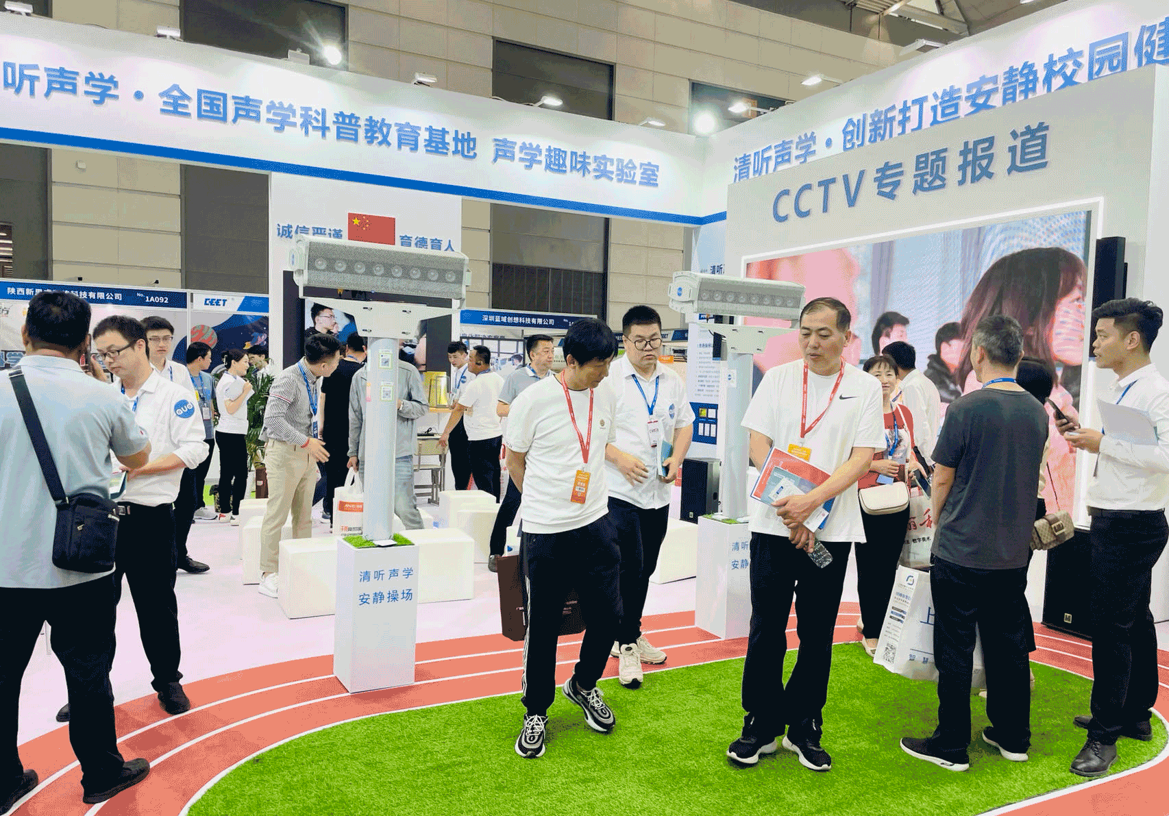 工作人員正帶領(lǐng)客戶了解清聽聲學的產(chǎn)品與服務(wù) 工作人員正帶領(lǐng)客戶了解清聽聲學的產(chǎn)品與服務(wù)