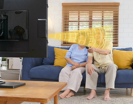 智能電視集成定向音響，個性化聽音，不干擾休息的人。